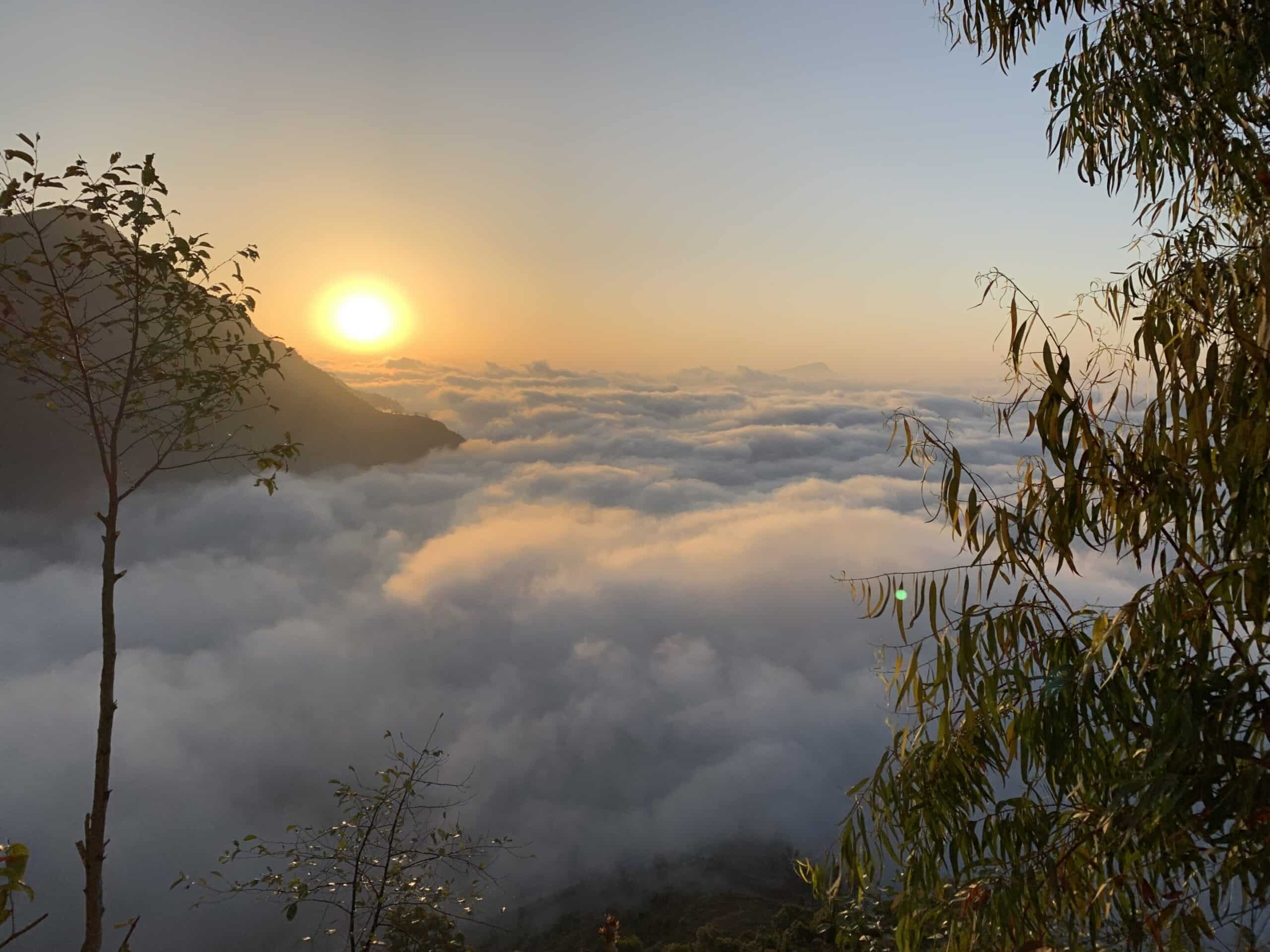 lever de soleil au-dessus des nuages himalayens